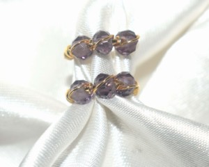 Vente en gros de boucles d'oreilles créoles en or 18 carats plaqué or avec améthyste et onyx vert pour femmes |   Bijoux minimalistes de créateur, parfaits pour offrir lors de fêtes - Product Image 4
