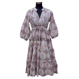 Robe midi coupe trapèze ample et sexy en coton 100% naturel, respirante et écologique, imprimée numériquement à motifs floraux, idéale pour l'été et les soirées. - Product Image 1