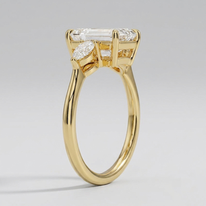 Anillo de tres piedras con diamante de corte esmeralda de 3 quilates en oro amarillo con piedras laterales en forma de pera, joyería clásica de compromiso para mujer, diseño personalizado. - Product Image 2