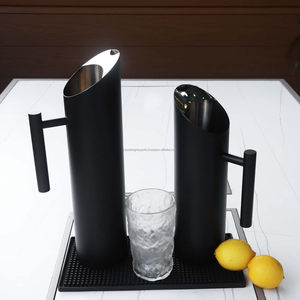 Verres en métal Pichet à eau en métal noir Pichet en acier inoxydable 70oz avec garde-glace Pichet de service moderne pour restaurant - Product Image 3
