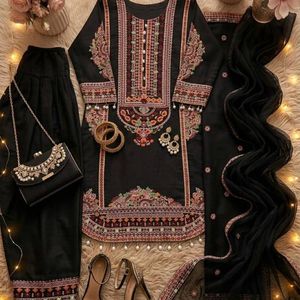 Elegante Conjunto de Traje Palazzo Mal Chanderi con Trabajo de Espejos y Dupatta Bordada – Perfecto para Celebraciones Festivas - Product Image 1