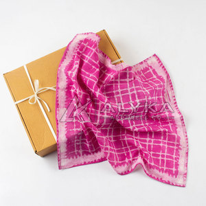Bandana en soie de luxe OEM, forme carrée, motif nœuds, unisexe, à porter toute l'année, haute qualité - Product Image 5