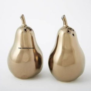 Juego clásico de salero y pimentero de latón en tono dorado con bordes redondeados y acabado vintage para ocasiones especiales de cena. - Product Image 4