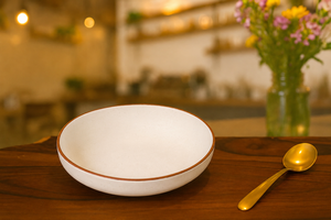 Riz frit aux légumes fait maison servi dans un bol en céramique rustique, style restaurant – Repas de riz asiatique sain - Product Image 3