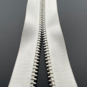 Fermetures éclair en cuivre écologiques de haute qualité, ruban satiné au toucher lisse pour sacs et vêtements - Product Image 4