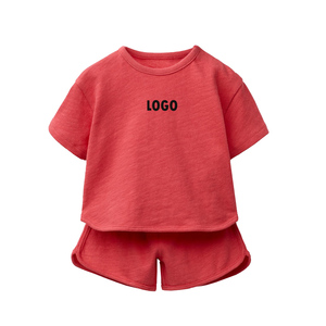 Conjunto unisex de camiseta roja y pantalones cortos de manga corta con cuello redondo, conjunto informal de verano estampado de 2 piezas. - Product Image 1