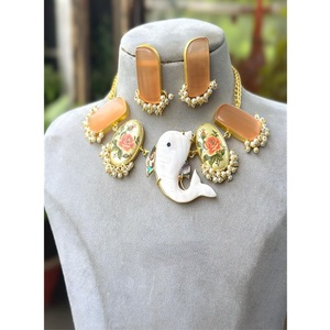 Precioso Juego de Collar y Aretes de Perlas Chapadas en Oro de Latón de Primera Calidad, Joyería de Moda para Mujer, Regalo de Boda o Compromiso - Product Image 1