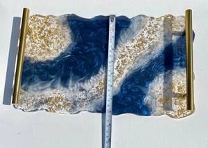 ถาดเรซิ่นลายจีโอด สไตล์อาเกต สีน้ำเงินเข้ม ถาดเสิร์ฟตกแต่งเรซิ่นพร้อมหูจับทองคำสไตล์โมเดิร์น - Product Image 4