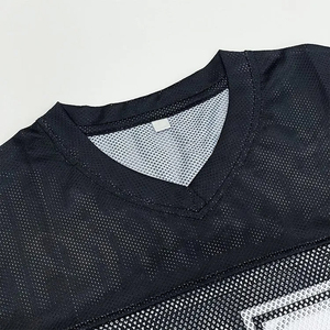 เสื้อฟุตบอลคอวีตาข่ายแบบมีสไตล์สั่งทำพิเศษ สีดำ ทรงบ็อกซี่ ฟิตปกติ ผลิตจากโพลีเอสเตอร์ 100% เสื้อเจอร์ซีย์ตาข่ายทรงบ็อกซี่ - Product Image 4