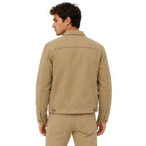 Veste en jean pour homme, conçue avec du denim robuste et une coupe confortable, offrant un style intemporel pour le streetwear, les week-ends et les voyages. - Product Image 3