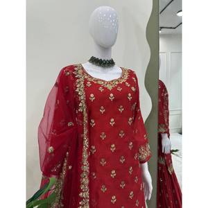 Ensemble haut-bas et dupatta à imprimé floral fait main, en organza brodé avec des travaux de fils et de sequins, pour les occasions de fête - Product Image 1