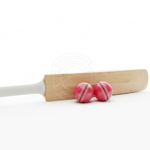 Pelota de críquet profesional que ofrece agarre de costura consistente, durabilidad superior y extendida para clubes. - Product Image 2