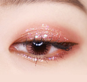 BLACK ROUGE Pearlvely I Glitter - fard à paupières liquide au fini très brillant qui sublime les yeux avec une lueur éclatante. - Product Image 2