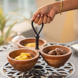 Bol à collation rustique en bois à 3 compartiments avec poignée en métal noir, plateau de service durable en acacia pour noix, sauces et traiteur de luxe - Product Image 6