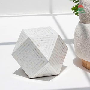Table d'appoint extérieure hexagonale moderne avec incrustation de nacre blanche, design géométrique et structure résistante aux intempéries - Product Image 1