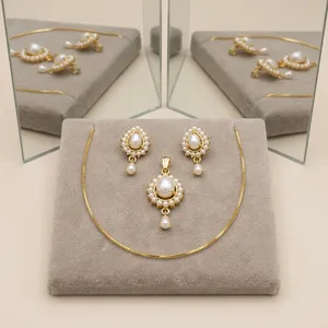 Collier pendentif et boucles d'oreilles tendance pour femme, plaqué or, imitation perle, motif feuille, fait main en Inde, idéal pour les fêtes - Product Image 4