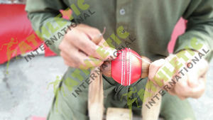 2025 Cosido a mano Cuero Rojo 4,5 oz. Pelotas DE CRICKET - Product Image 5