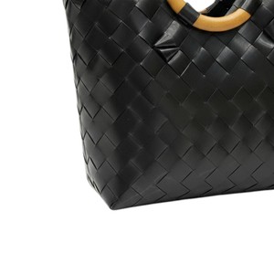 Sac à main en plastique tissé noir et sac fait main avec poignées en bois naturel, élégant sac de plage d'été pour femmes - Product Image 3