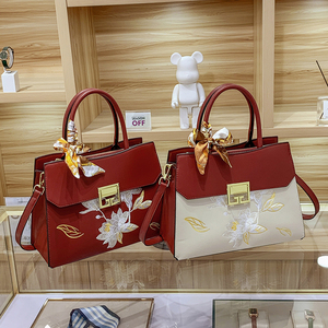 Sac fourre-tout décontracté de luxe pour femme en cuir PU de style chinois de haute qualité avec broderie de lotus, fermeture éclair et bandoulière - Product Image 4