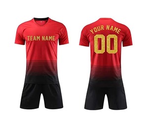 ชุดเสื้อฟุตบอลสีแดงดำทองแบบกำหนดเอง ชุดยูนิฟอร์มทีมแบบซับลิเมชั่น เสื้อ กางเกงขาสั้น พิมพ์ชื่อและหมายเลข แบบยูนิเซ็กซ์ คอวี แขนสั้น - Product Image 1