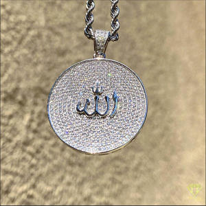 Pendentif religieux haut de gamme serti de diamants pour hommes et femmes, avec diamants de laboratoire sertis à la main - Product Image 1