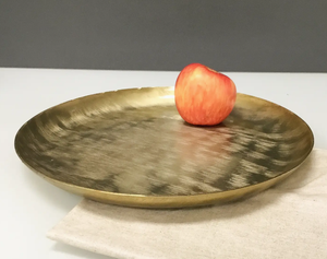 Excelente bandeja decorativa redonda chapada en latón, una bandeja de servir moderna de aluminio para bodas y uso versátil en el hogar. - Product Image 4