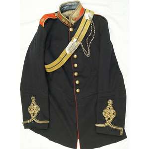 Blazer gothique de style Hussar pour femme, en laine, avec boutons dorés ornés et col rouge. - Product Image 6