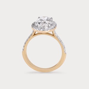 Anillo de Compromiso de Oro Amarillo de 14K con Diamante Ovalado Cultivado en Laboratorio de 3.11 CTW con Halo y Pavé para Mujer - Product Image 3