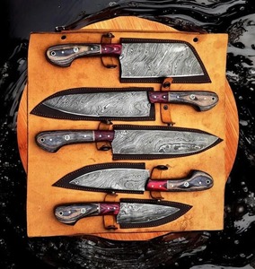 Ensemble de couteaux de chef à motif damas artisanal, 5 pièces, avec manches en bois et étuis en cuir - Product Image 6