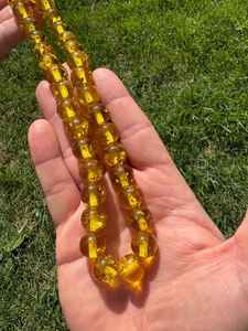 Tasbih de resina con copos dorados y cuentas brillantes, hecho a mano para un conteo de oraciones suave, que añade elegancia al zikr diario. - Product Image 3