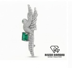 Broche cygne exquise en or blanc 18 carats avec ailes serties de diamants pavés et pierre précieuse vert émeraude, chef-d'œuvre de luxe couture. - Product Image 6