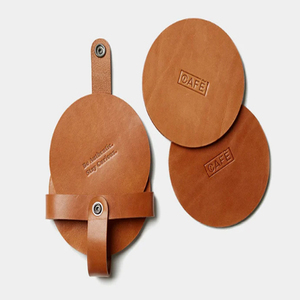 Ensemble de 4 sous-verres en cuir tanné avec support cousu, ensemble de 4 sous-verres ronds en cuir noir CAFE avec fermeture à sangle, design classique - Product Image 1