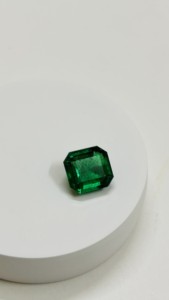 มรกตธรรมชาติ 4.56 กะรัต ทรงสี่เหลี่ยมเจียระไนแบบ Emerald Cut รับรองโดย IGI แหล่งกำเนิดจากแซมเบีย คุณภาพระดับ AAA+ จาก Sadiya International สีสวยใส - Product Image 3