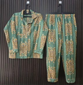 ชุดนอนผู้หญิงลายเสือ ผ้าฝ้าย 100% แขนยาว สวมใส่สบาย ทรงหลวม ผ้าทอสำหรับฤดูใบไม้ผลิ ติดกระดุม - Product Image 1