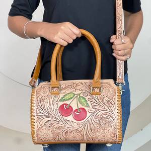 Bolso de Viaje de Cuero Genuino con Diseño de Cerezas Grabado a Mano para Mujer, Bolso Cruzado de Alta Calidad Estilo Western - Product Image 5