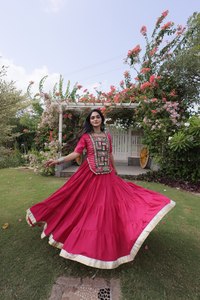 Lehenga Choli Gujarati Chaniya Choli, el Vestido Más Vendido para Navratri, Disponible a un Precio Accesible para Bailar Garba y Dandiya - Product Image 4