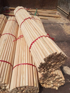 Precio de Fábrica al por Mayor, Mango de Escoba de Madera de Pino de Alta Calidad, Palo de Madera Pulido Liso para Limpieza de Suelos - Product Image 1