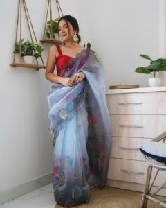 Sari de organza de seda de diseño con hermoso estampado floral, con trabajo de hilo de viscosa en el borde y blusa de seda cruda. - Product Image 2