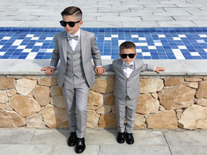 Ensemble de costume formel 3 pièces à carreaux marron pour garçons avec gilet et nœud papillon – Tenue de smoking pour enfants pour mariage et fête - Product Image 2