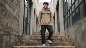 Sudadera con Capucha Extra Grande Color Beige Arena, Diseño Gráfico Desgastado, Estilo Urbano para Hombre, Algodón Grueso - Product Image 3