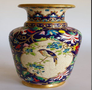 Vase rond en céramique blanche avec base en treillis bleu et illustrations de roses roses luxuriantes, disponible à prix de gros. - Product Image 2