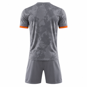 ชุดเสื้อฟุตบอลลายพรางสีเทาสำหรับผู้ชาย พร้อมกางเกงขาสั้น ผลิตด้วยเทคนิค Sublimation ระบายเหงื่อได้ดี ผลิตจากโพลีเอสเตอร์ ทรงสปอร์ต เหมาะสำหรับทุกฤดูกาล - Product Image 2