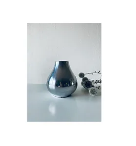 Vase à fleurs élégant en métal pour la décoration de table basse avec des fleurs artificielles, idéal pour une esthétique raffinée dans le salon. - Product Image 2