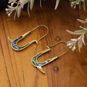 Boucles d'oreilles créoles en laiton plaqué or, motif oiseau grue, incrustation de coquille d'ormeau, faites à la main, vente en gros - Product Image 5