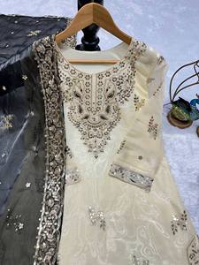 Royal Radiance: Traje de Diseñador de Seda JC Pesada con Moti y Bordados - Product Image 4