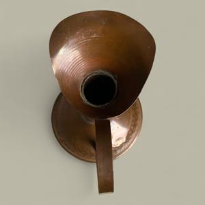 Carafe en cuivre vintage de qualité supérieure avec col étroit et base large, idéale pour un usage décoratif et fonctionnel, provenant d'Inde. - Product Image 4