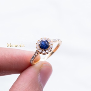 Bague de fiançailles en or jaune massif 18 carats avec halo de saphirs bleus naturels et diamants, bijoux fins pour femmes, Memoria Jewels - Product Image 2