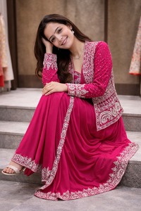 Sari en soie Creep au design exclusif et élégant avec chemisier et koti assortis, style chic, tendance, moderne, pour femme, idéal pour les fêtes. - Product Image 2