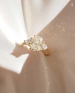 Magnifique bague de promesse à trois pierres en diamant taille radiant de 3,01 carats, en or massif 18 carats, cultivé en laboratoire, cadeau idéal pour la Saint-Valentin et les propositions d'amour - Product Image 3