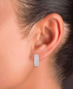 Pendientes de aro pequeños de circonia cúbica en plata de ley, 0,66 "| Macy's - Product Image 2